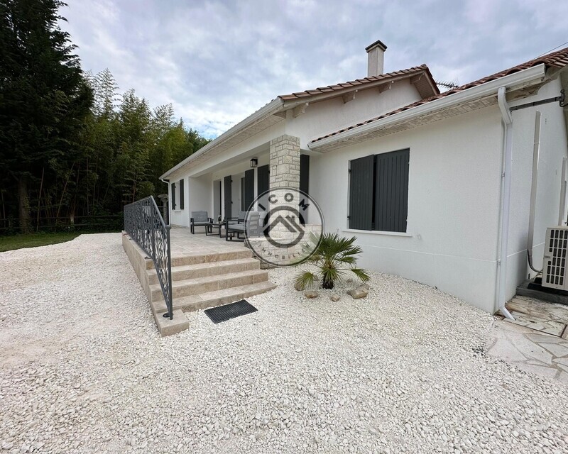 Maison entièrement rénovée sur 2530m2 de terrain - Facade 1