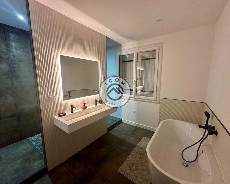 Maison T5 de 117m2 environ sur une parcelle de 2530m2 - Salle de bains