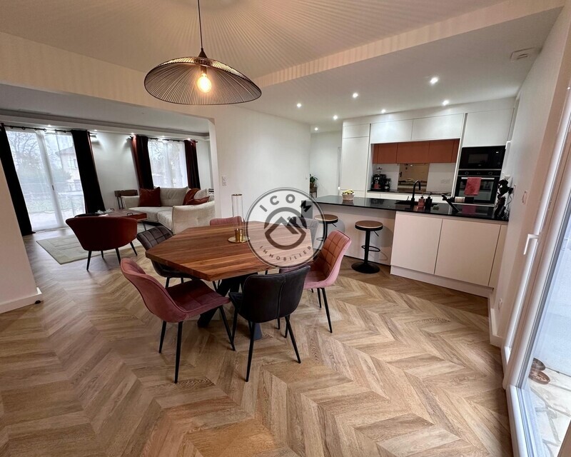 Maison T5 de 117m2 environ sur une parcelle de 2530m2 - Salle a manger